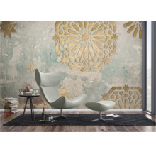 Woonkamer met fauteuil, bijzettafel en fotobehang met ornamentpatroon