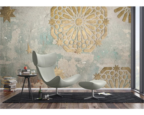 Woonkamer met fauteuil, bijzettafel en fotobehang met ornamentpatroon