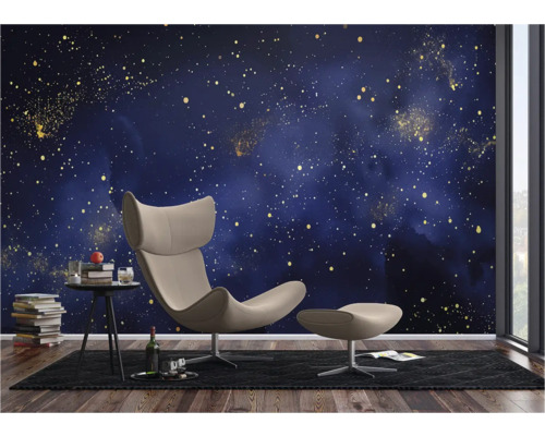 Woonkamer met sterrenhemelbehang, fauteuil en bijzettafel