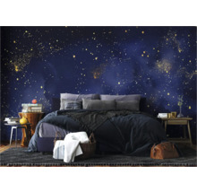 Slaapkamer met bed voor een wand met sterrenpatroon