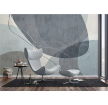 Woonkamer met fauteuil, bijzettafel en abstract wandbehang voor een modern interieur