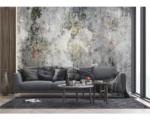 Woonkamer met grijze bank, salontafels en decoratief behang