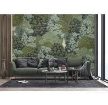 Woonkamer met bostapijt, bank en vloerkleed voor een natuurlijke sfeer