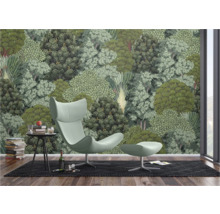 Woonkamer met fotobehang met bosmotief, fauteuil en bijzettafel