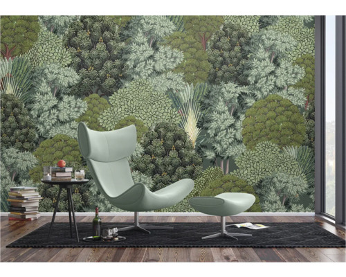 Woonkamer met fotobehang met bosmotief, fauteuil en bijzettafel