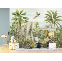 Kinderkamer met junglebehang met een olifant, een leeuw en andere dieren