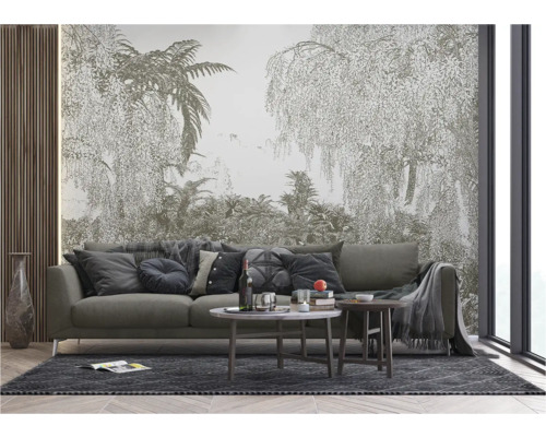 Woonkamer met bank, salontafels en een behang met een bosmotief