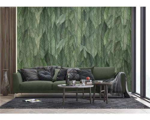 Woonkamer met bank en wandbehang met bladerenmotief