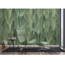 Woonkamer met groen bladerbehang, fauteuil en bijzettafel