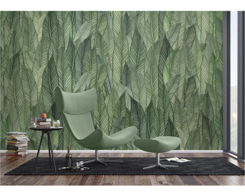 Woonkamer met groen bladerbehang, fauteuil en bijzettafel