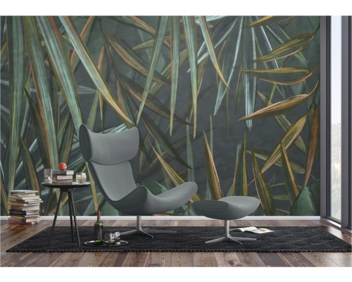 Woonkamer met fauteuil, voetenbank, bijzettafel en fotobehang met plantmotieven voor een levendige sfeer