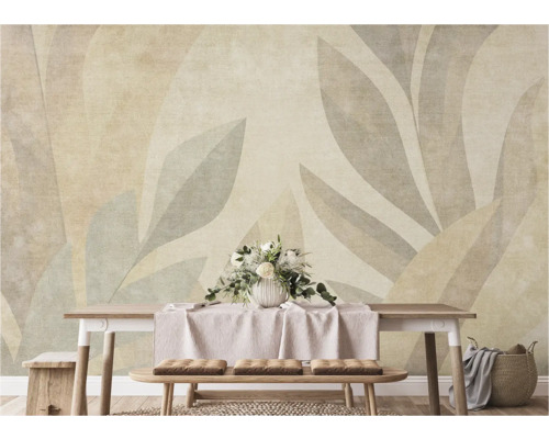 Lichte ruimte met fotobehang met plantmotieven, eettafel en bank met kussens