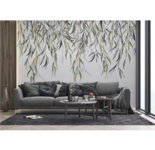 Woonkamer met bank en wandbekleding met bladerenmotief