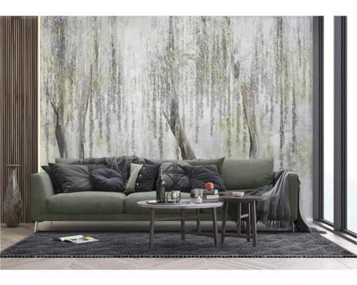 Woonkamer met groene bank en fotobehang met boommotief