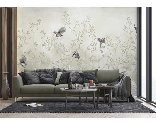 Woonkamer met bank, salontafel en behang met vogelmotief