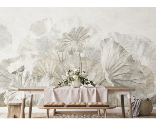 Wandafbeelding met een floraal lotusbladmotief achter een houten tafel en banken