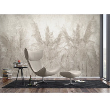 Woonkamer met behang in grassenontwerp, fauteuil en bijzettafel