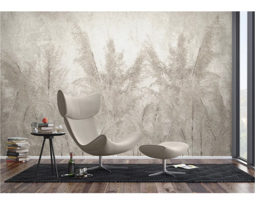 Woonkamer met behang in grassenontwerp, fauteuil en bijzettafel