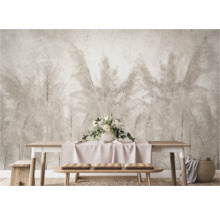 Scene met eettafel, banken, bloemenvaas en behang met gras motief voor een heldere, georganiseerde sfeer.