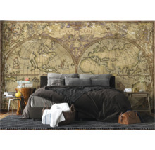 Slaapkamer met muurschildering van een wereldkaart en decoratieve elementen.