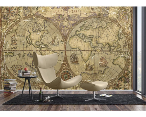 Kamer met antiek wereldkaartbehang, fauteuil en bijzettafel.