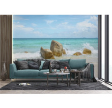 Woonkamer met bank en fotobehang met strandthema
