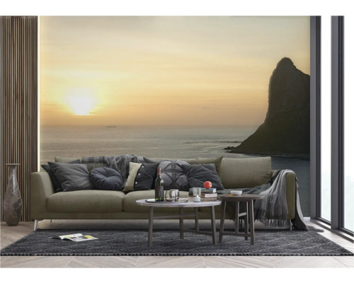 Woonkamer met bank, salontafels, vloerkleed en fotobehang met zeethema