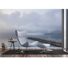 Woonkamer met fotobehang met een meer met een lange pier in de mist