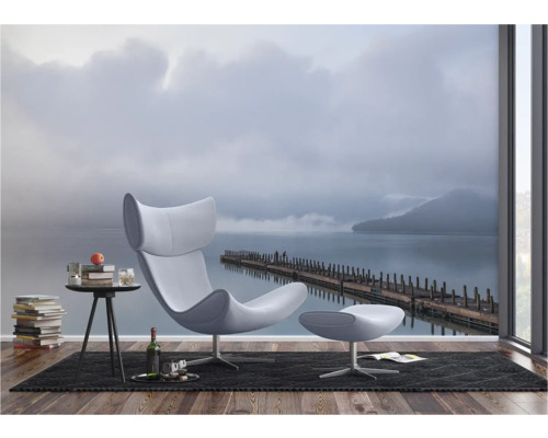 Woonkamer met fotobehang met een meer met een lange pier in de mist