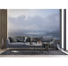 Woonkamer met bank, salontafels en fotobehang met zeethema.