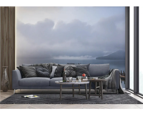 Woonkamer met bank, salontafels en fotobehang met zeethema.