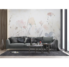 Woonkamer met bank, salontafel en bloemenbehang