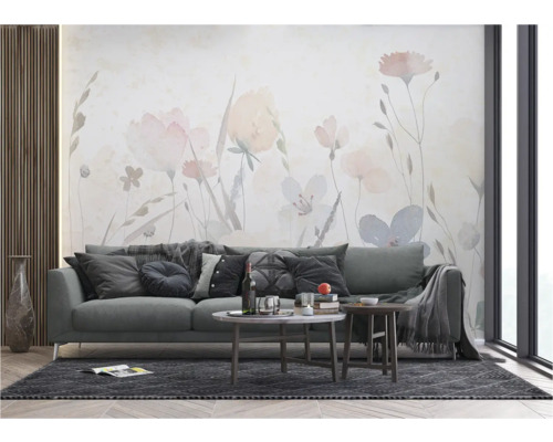 Woonkamer met bank, salontafel en bloemenbehang