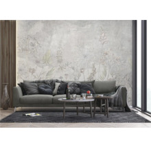 Woonkamer met patroonbehang, bank, salontafel en tapijt.