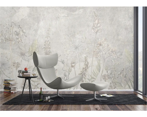 Woonkamer met fauteuil, bijzettafel en fotobehang met bloemmotief voor een stijlvol interieur