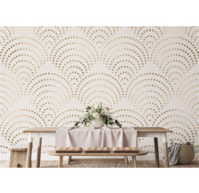 Muur met geometrisch behangpatroon boven eettafel