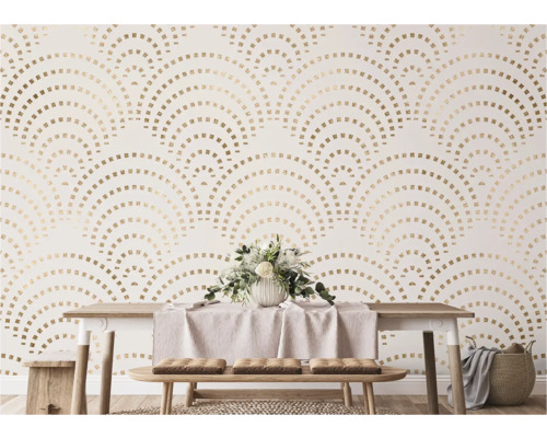 Muur met geometrisch behangpatroon boven eettafel