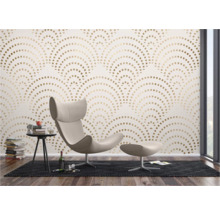 Woonkamer met decoratief behang, fauteuil en bijzettafel