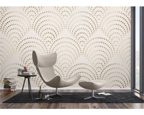 Woonkamer met decoratief behang, fauteuil en bijzettafel