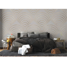 Slaapkamer met bed, nachtkastjes en behang met patroon voor een georganiseerde en lichte sfeer.