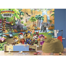 Kinderkamer met junglebehang met dieren en Paw Patrol-figuren.
