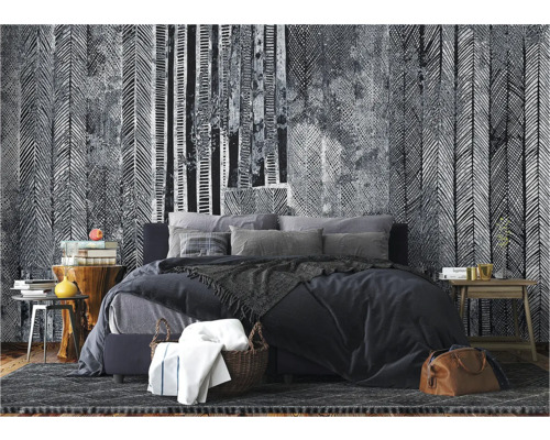 Slaapkamer met bed, nachtkastjes, vloerkleed en patroonbehang voor een gezellige sfeer.