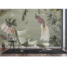 Woonkamer met fotobehang met planten- en vogelmotief, fauteuil en bijzettafel