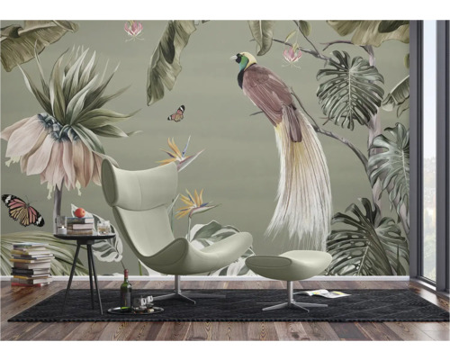 Woonkamer met fotobehang met planten- en vogelmotief, fauteuil en bijzettafel