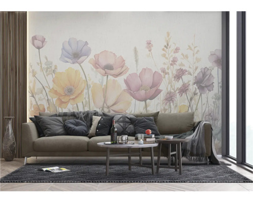 Decoratieve woonkamer met bloemenbehang, bank, tapijt en salontafels.