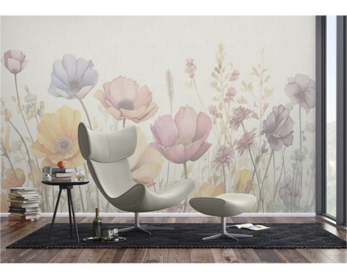 Woonkamer met bloemenbehang, fauteuil en bijzettafel