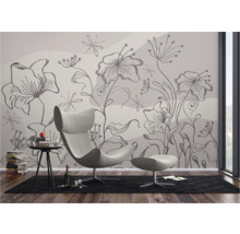 Woonkamer met bloemenfotobehang, fauteuil en bijzettafel