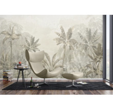 Woonkamer met fotobehang, fauteuil, bijzettafel en vloerkleed voor een lichte sfeer.