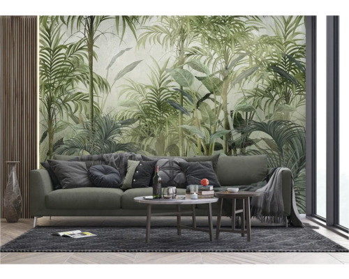 Woonkamer met bank, salontafel en fotobehang met jungle motieven