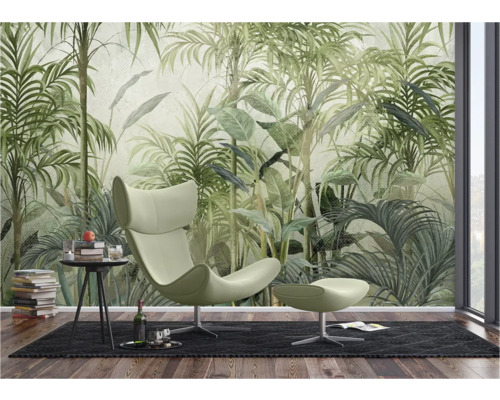 Decoratieve woonkamer met behang met plantenmotief, fauteuil en bijzettafel